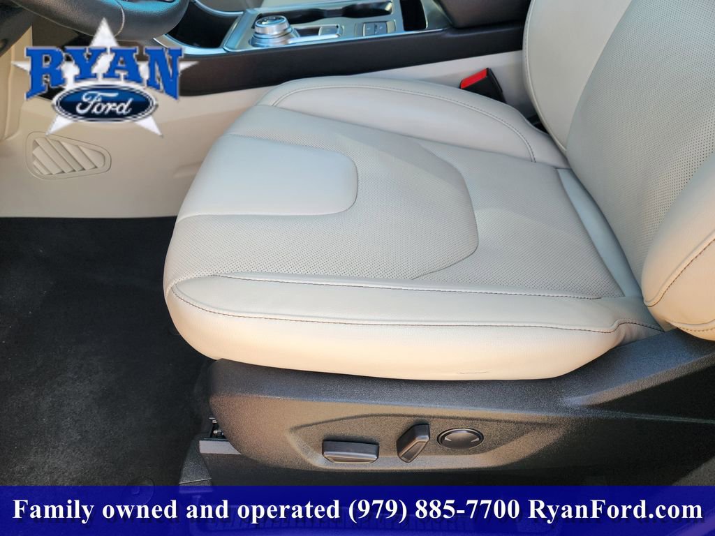 Certified 2022 Ford Edge Titanium w/ Equipment Group 301A AWD/4WD image 17