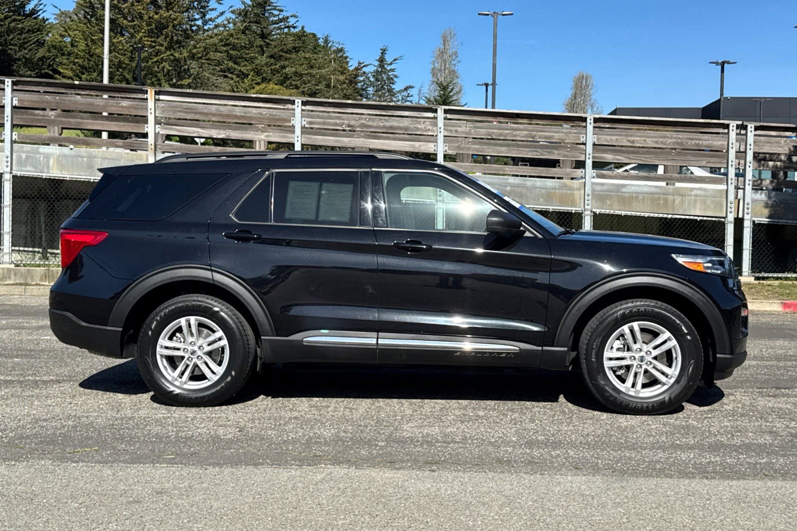 Certified 2022 Ford Explorer XLT w/ Equipment Group 202A image 3