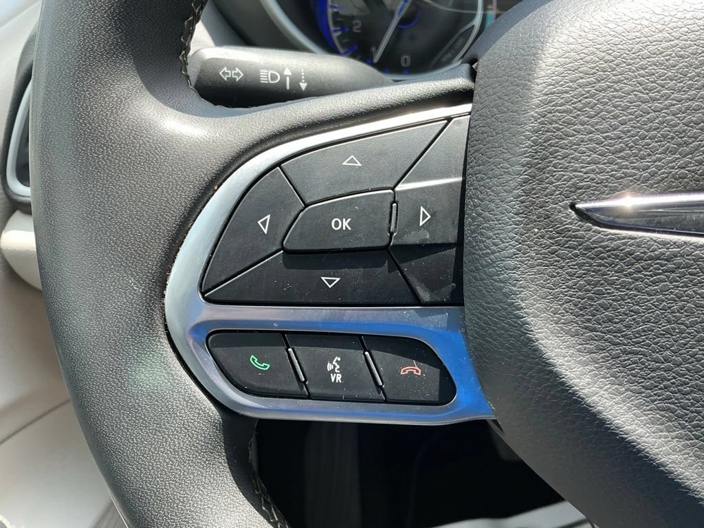 Used 2023 Chrysler Pacifica Touring-L FWD image 35