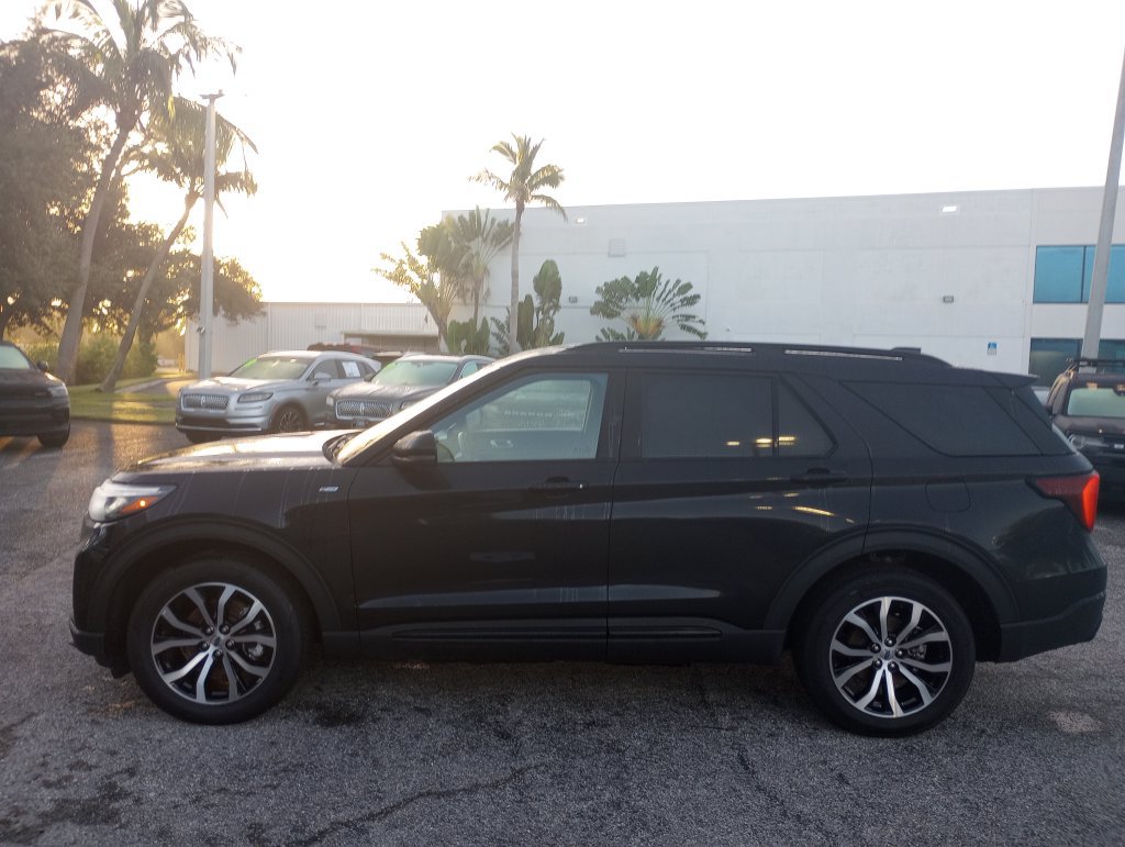 Certified 2025 Ford Explorer ST-Line AWD/4WD image 4