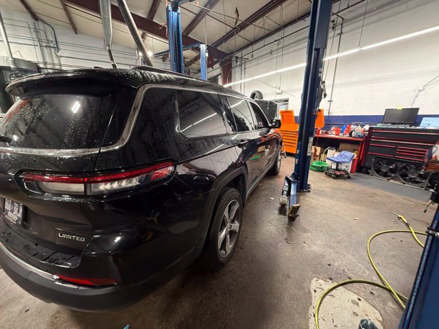 Used 2022 Jeep Grand Cherokee L Limited AWD/4WD image 3