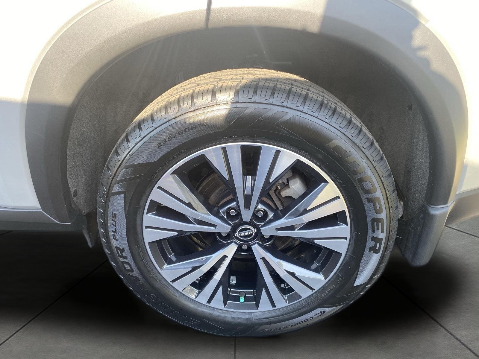 Used 2023 Nissan Rogue SV AWD/4WD image 32