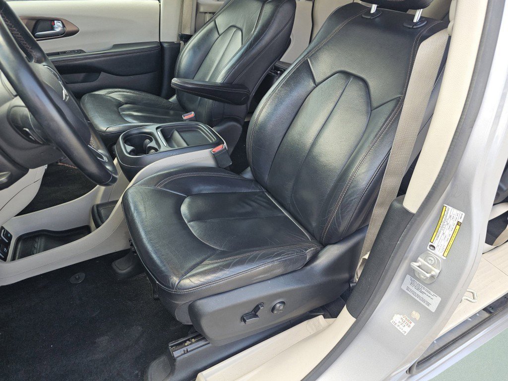 Used 2017 Chrysler Pacifica Touring-L FWD image 6