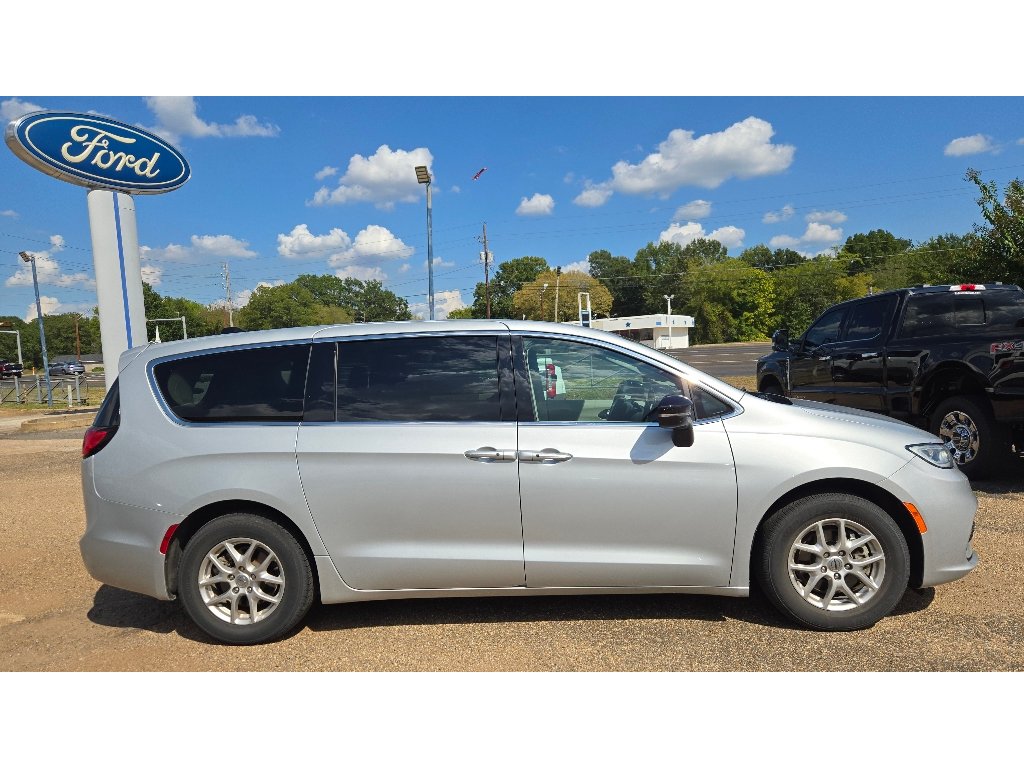 Used 2024 Chrysler Pacifica Touring-L FWD image 7