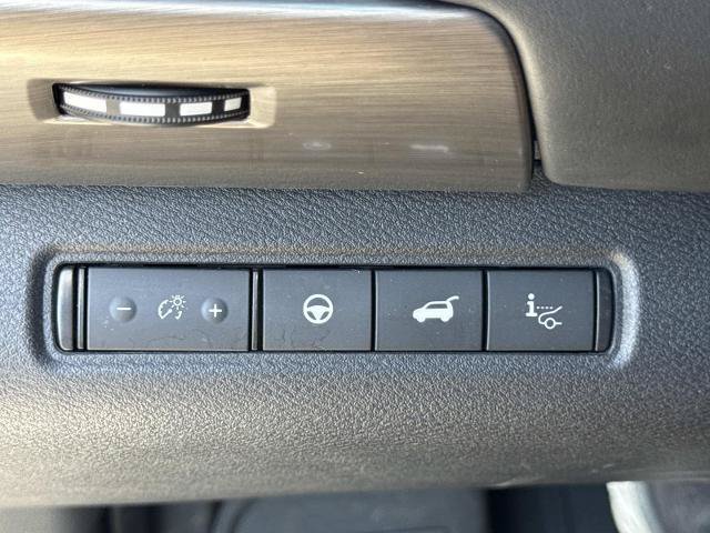 Used 2023 Nissan Pathfinder Platinum AWD/4WD image 16