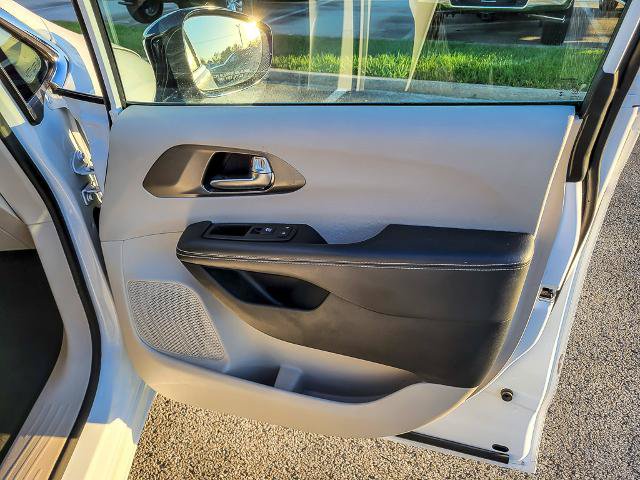 Used 2024 Chrysler Pacifica Limited FWD image 26