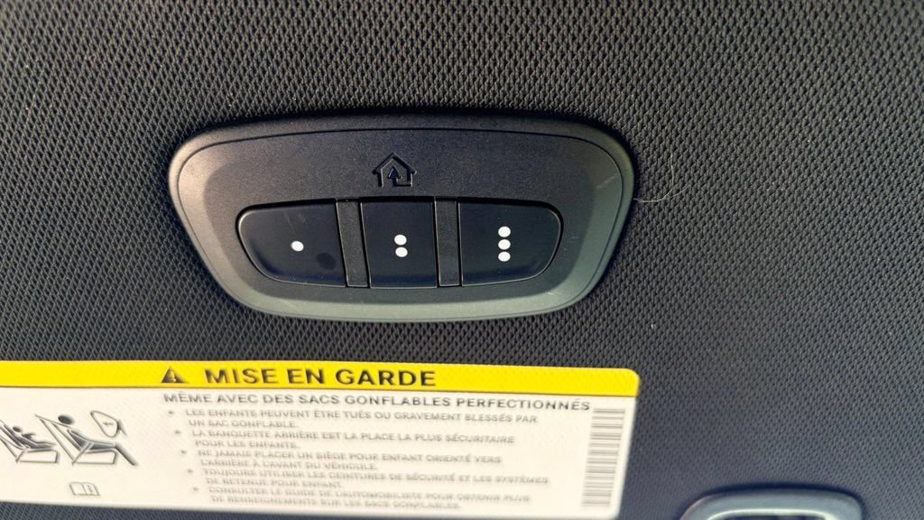 Used 2025 Chrysler Pacifica Select FWD image 15