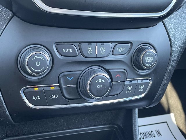 Used 2019 Jeep Cherokee Latitude Plus FWD image 26