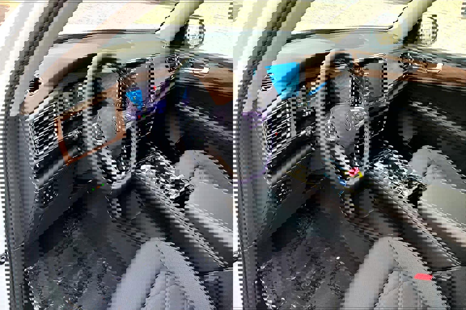 Used 2025 Volkswagen Atlas SE image 16