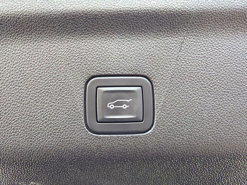 Used 2026 Chevrolet Suburban RST RWD image 18