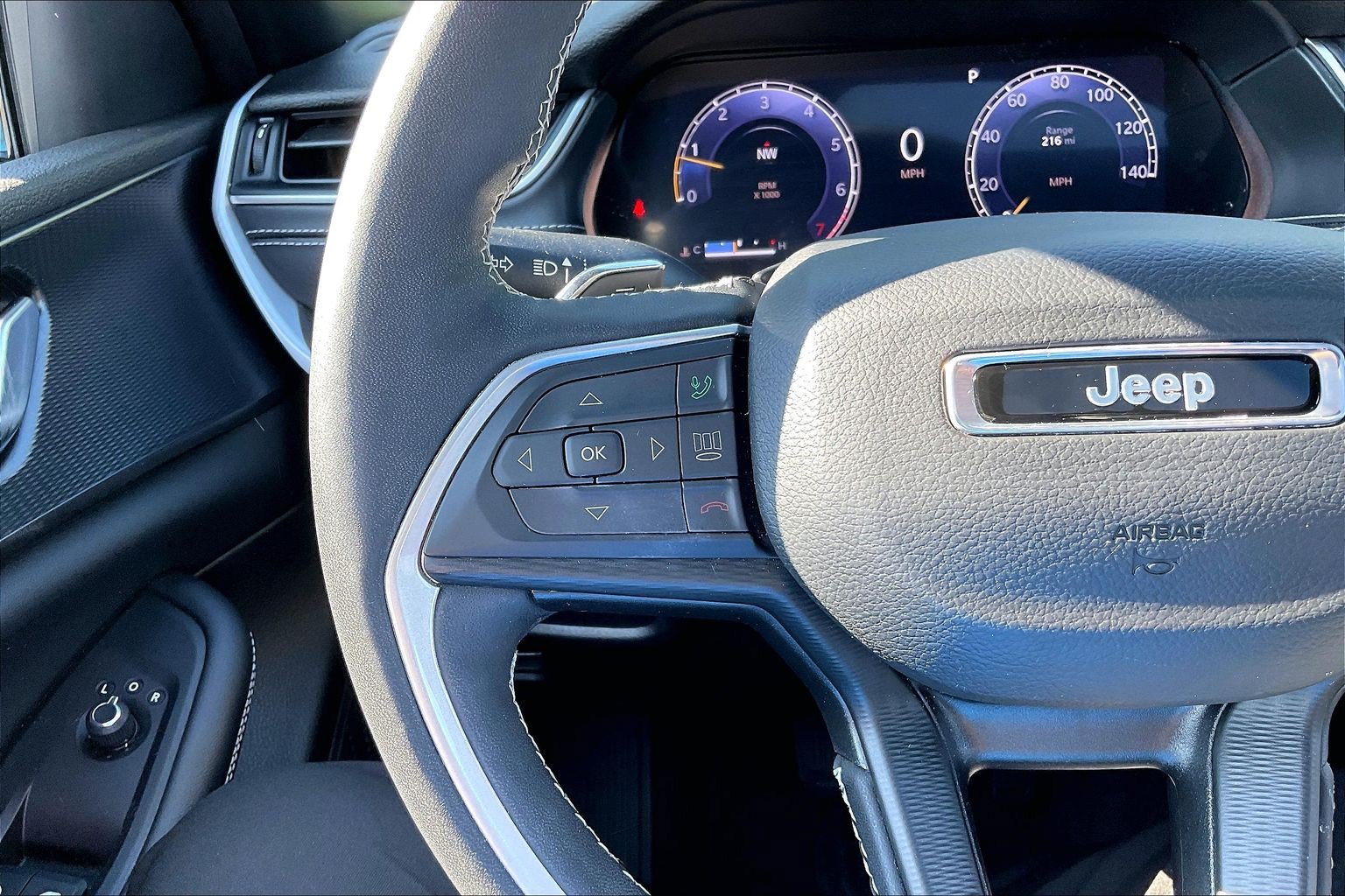 Used 2023 Jeep Grand Cherokee L Laredo AWD/4WD image 18