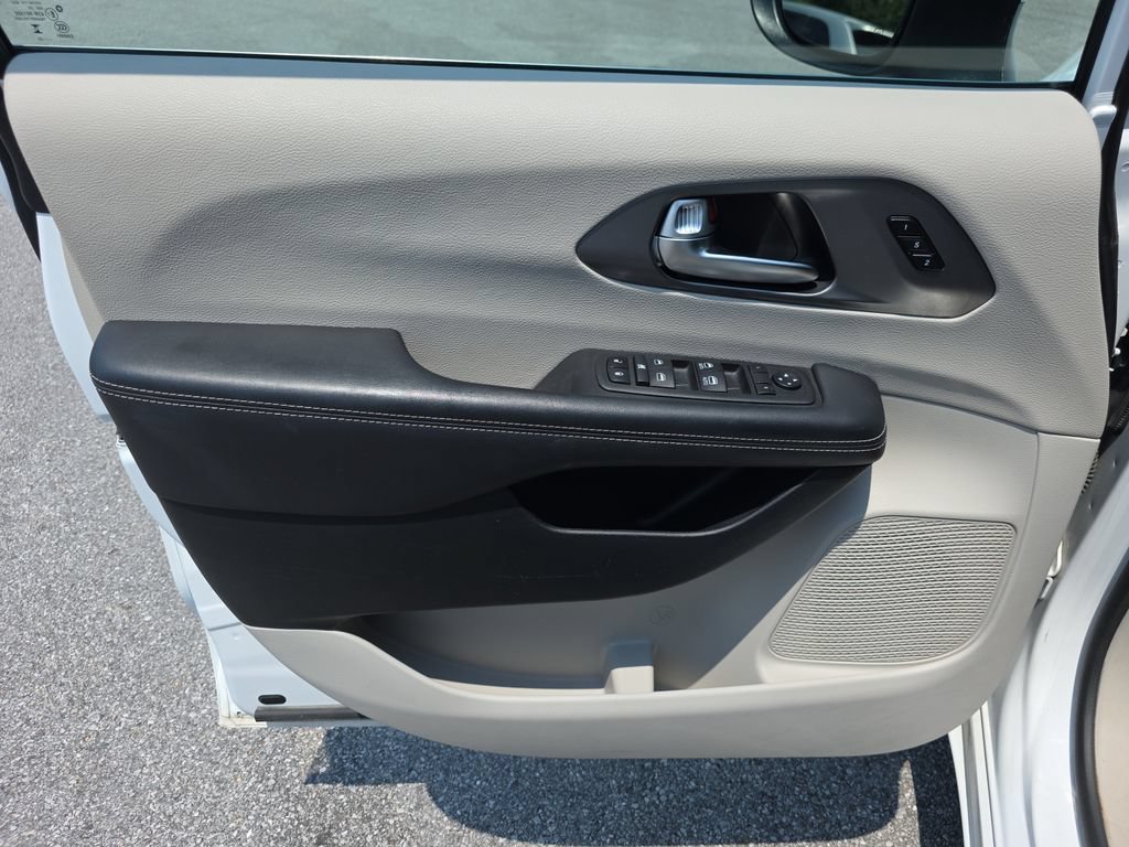 Used 2023 Chrysler Pacifica Touring-L FWD image 16