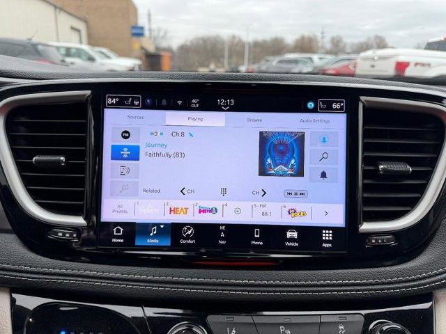 Used 2024 Chrysler Pacifica SELECT image 18