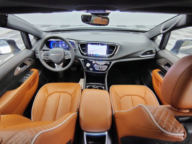 Used 2024 Chrysler Pacifica Pinnacle FWD image 2