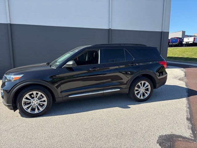 Certified 2024 Ford Explorer XLT w/ Equipment Group 202A AWD/4WD image 3