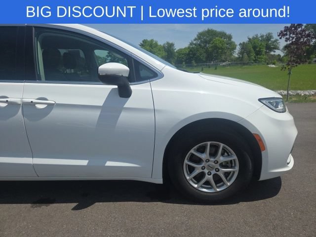 Used 2023 Chrysler Pacifica Touring-L FWD image 5