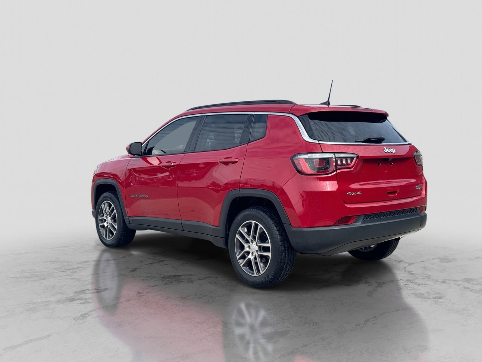 Used 2018 Jeep Compass Latitude w/ Popular Equipment Group AWD/4WD image 4