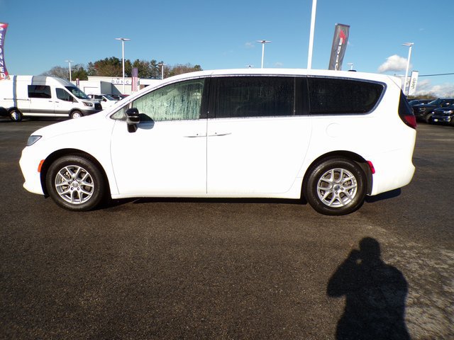 Used 2024 Chrysler Pacifica Touring-L FWD image 2