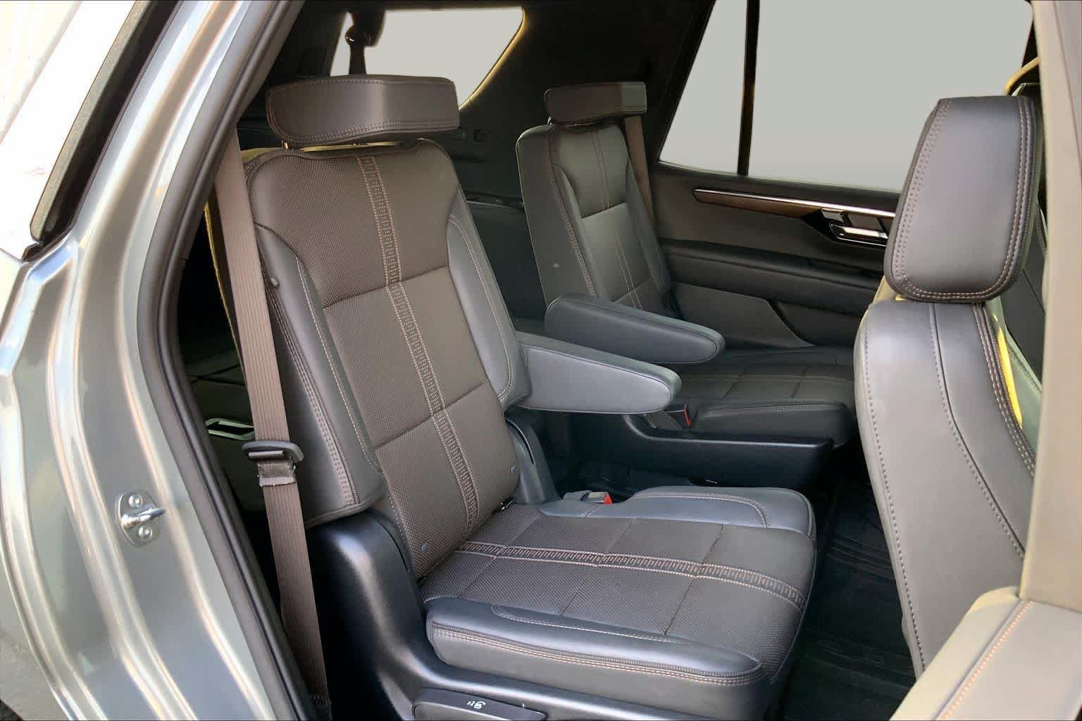 Used 2025 Chevrolet Tahoe High Country AWD/4WD image 19