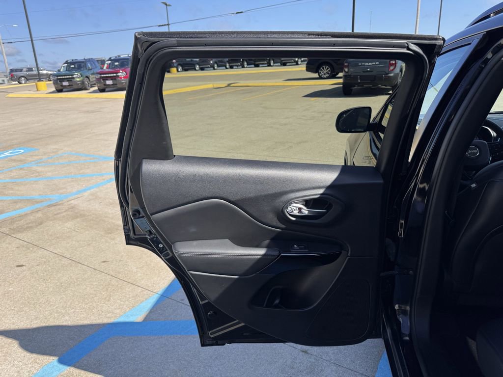 Used 2023 Jeep Cherokee Altitude Lux image 33