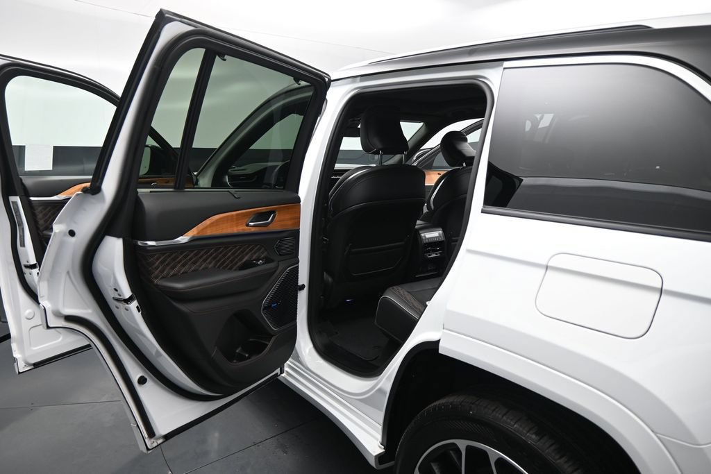 Used 2023 Jeep Grand Cherokee Summit AWD/4WD image 18