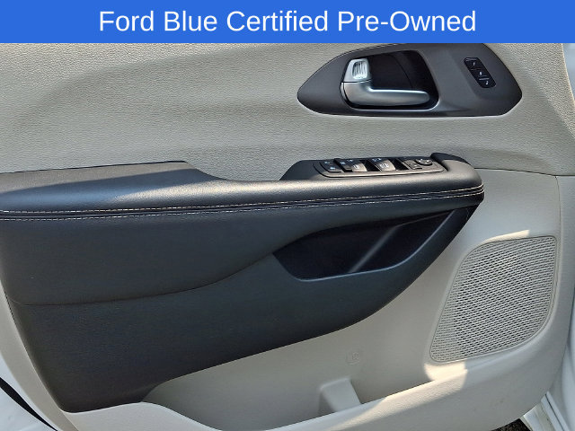 Used 2023 Chrysler Pacifica Touring-L FWD image 13