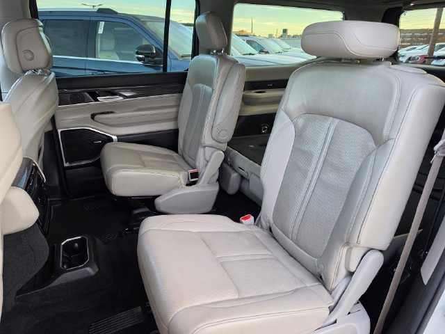 Used 2022 Jeep Wagoneer Series III w/ Flexible Seating Group AWD/4WD image 16