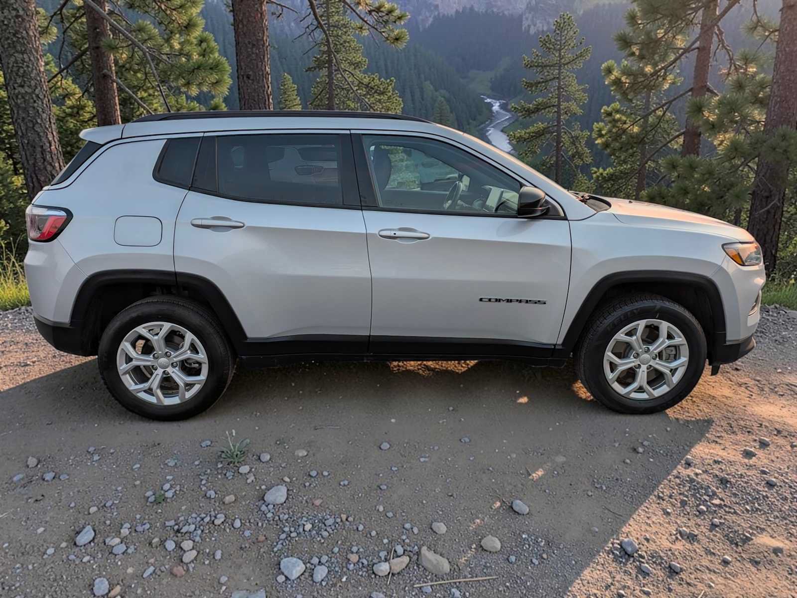 Used 2024 Jeep Compass Latitude AWD/4WD image 7