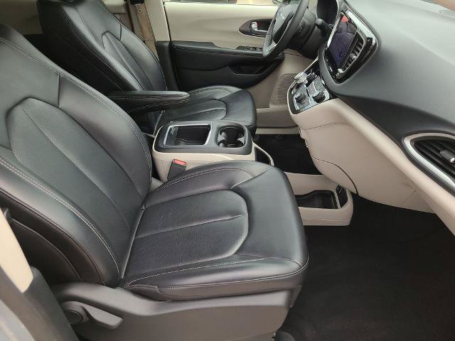 Used 2023 Chrysler Pacifica Touring-L FWD image 11