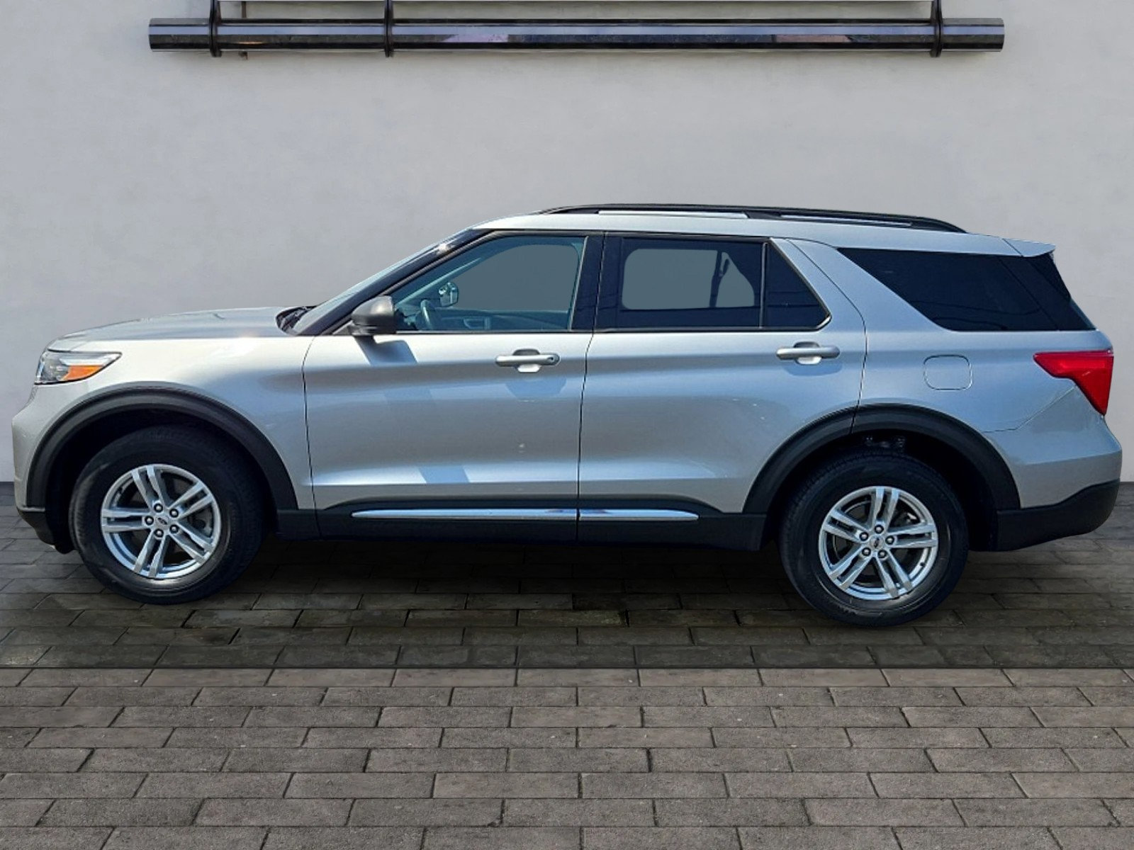 Certified 2023 Ford Explorer XLT w/ Equipment Group 202A AWD/4WD image 6