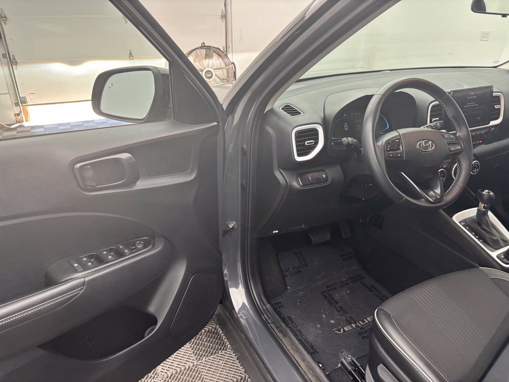 Used 2024 Hyundai Venue Limited FWD image 16
