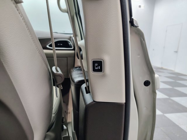 Used 2021 Chrysler Pacifica Touring-L w/ Uconnect Theater Family Group FWD image 32