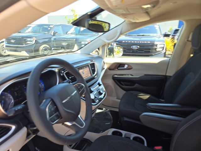 Used 2023 Chrysler Voyager LX FWD image 9