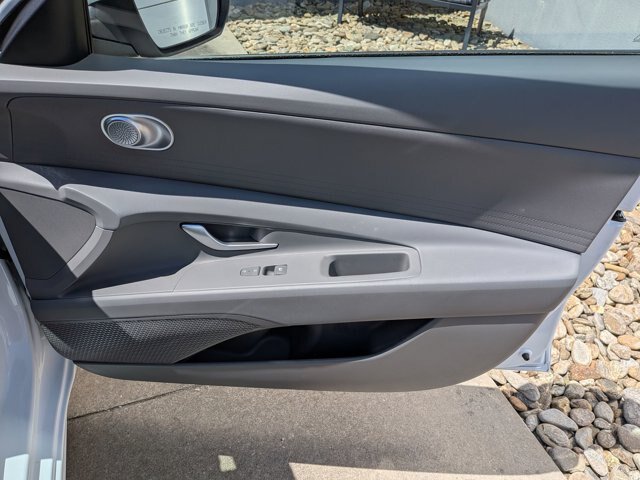 Used 2025 Hyundai Elantra Hybrid FWD image 32