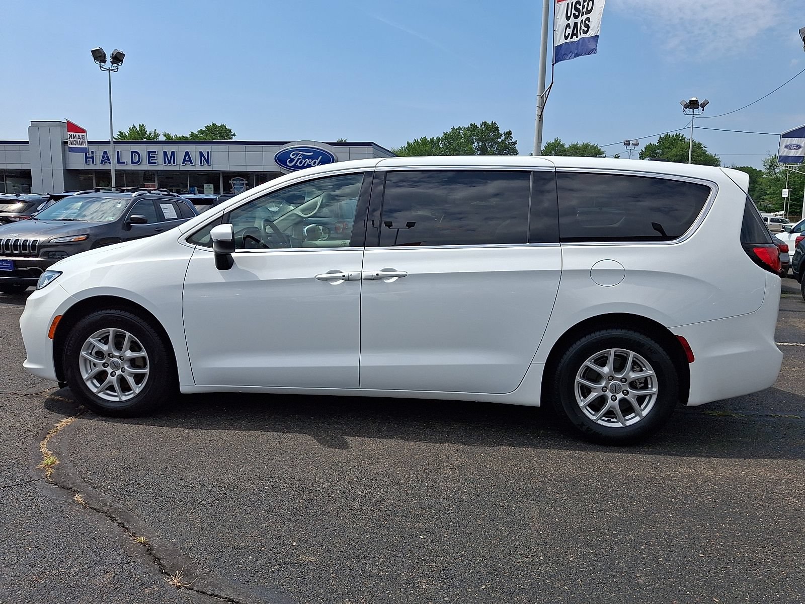 Used 2023 Chrysler Pacifica Touring-L FWD image 4