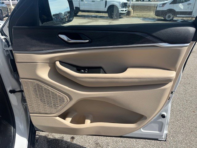 Used 2023 Jeep Grand Cherokee Limited w/ Luxury Tech Group II image 35