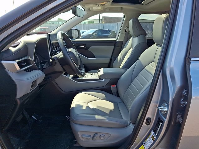 Used 2023 Toyota Highlander XLE FWD image 14