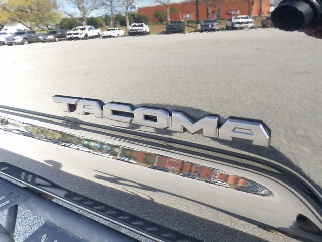 Used 2023 Toyota Tacoma TRD Off-Road w/ Technology Package AWD/4WD image 15