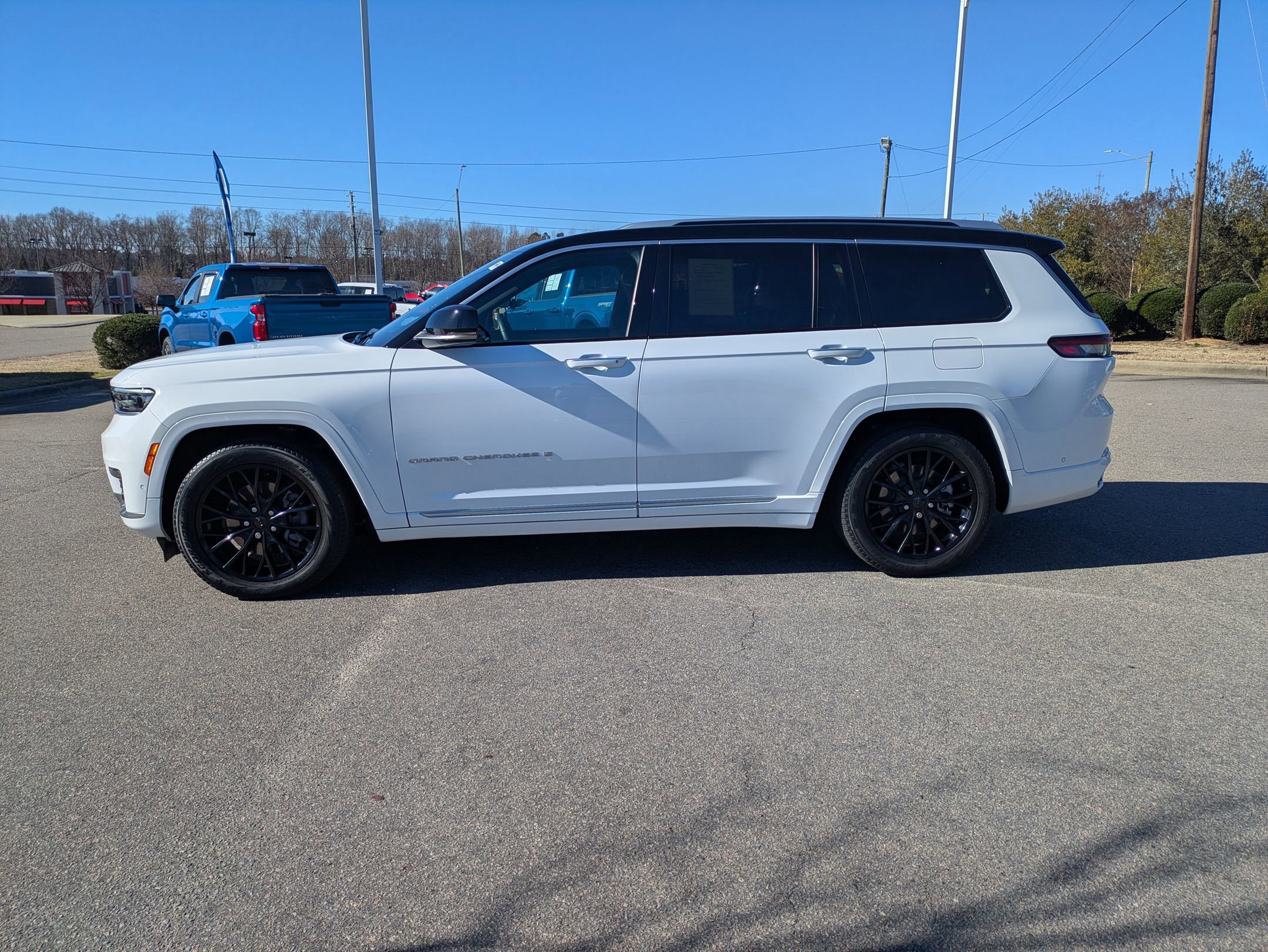 Used 2023 Jeep Grand Cherokee L Summit w/ Luxury Tech Group V image 2