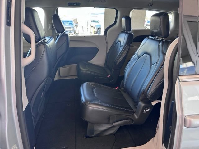 Used 2024 Chrysler Pacifica Touring-L FWD image 11