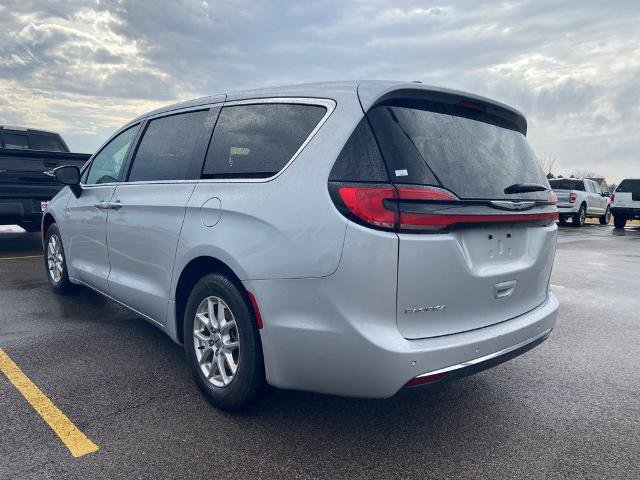 Used 2024 Chrysler Pacifica Touring-L image 13