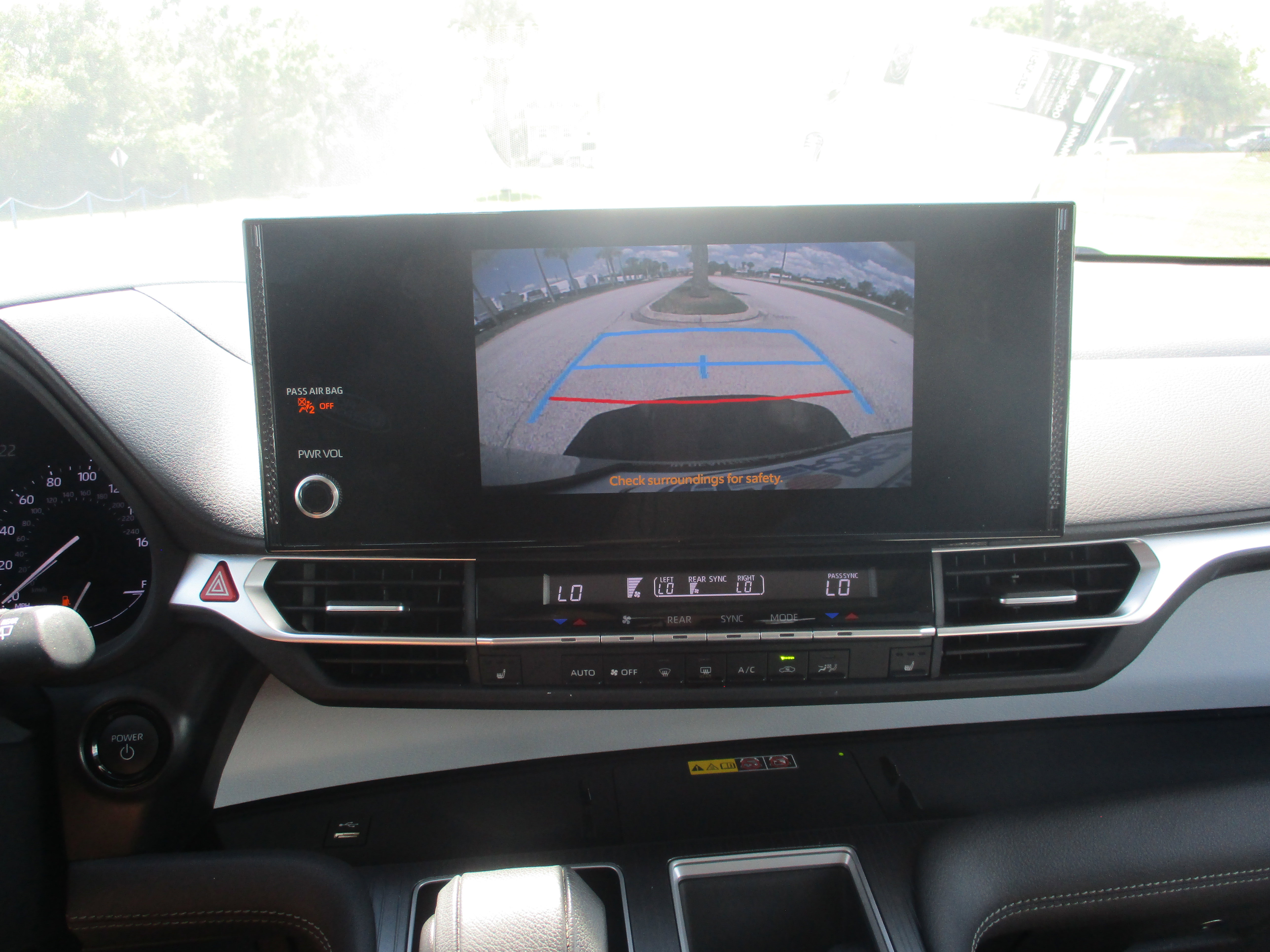 Used 2025 Toyota Sienna XLE FWD image 14