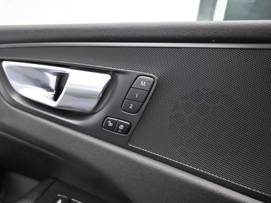 Used 2020 Volvo XC60 T5 Momentum w/ Protection Package Premier image 43