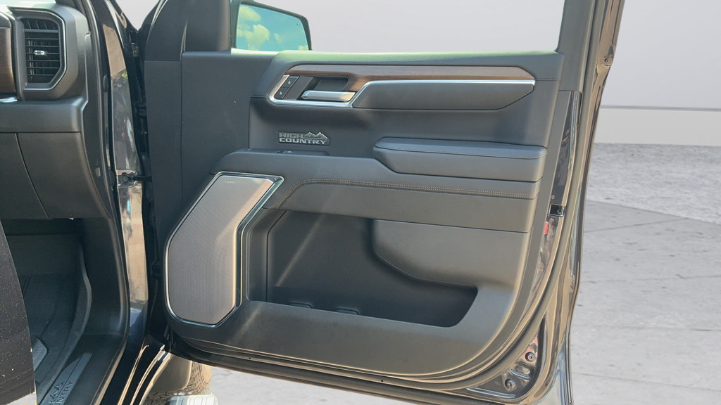 Used 2023 Chevrolet Silverado 1500 High Country w/ Technology Package AWD/4WD image 23