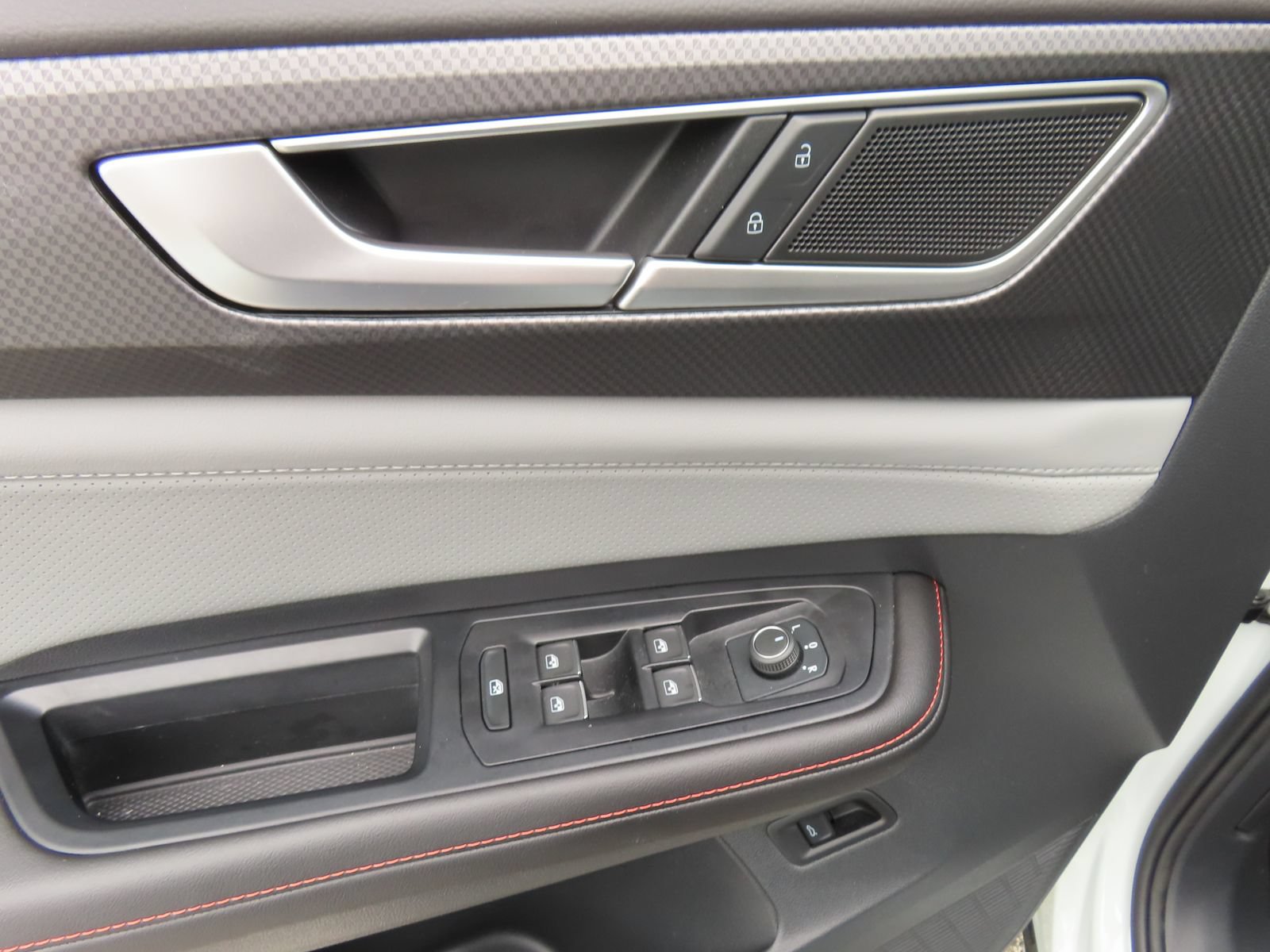 Used 2025 Volkswagen Atlas Peak Edition SE AWD/4WD image 15