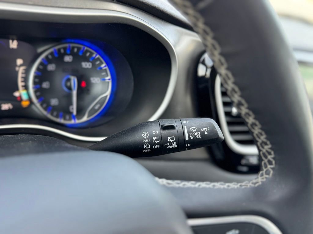 Used 2023 Chrysler Pacifica Touring-L image 20