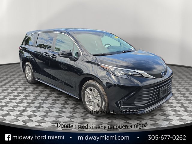 Used 2025 Toyota Sienna LE FWD image 1