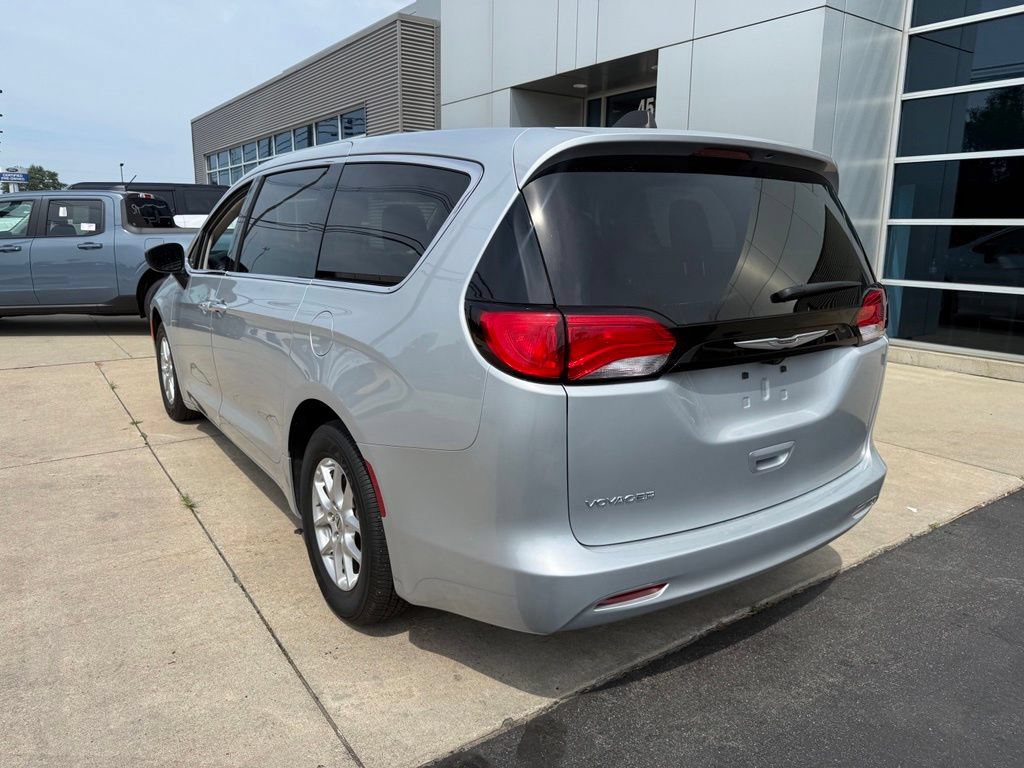 Used 2024 Chrysler Voyager LX FWD image 9
