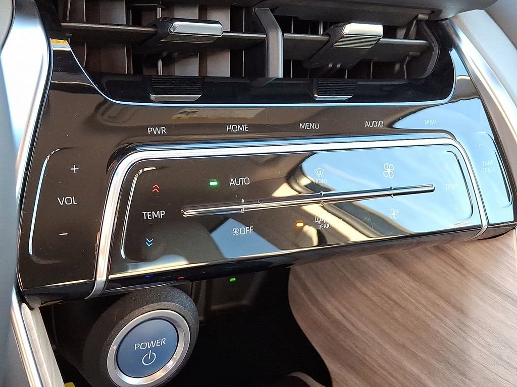 Used 2021 Toyota Venza XLE image 14