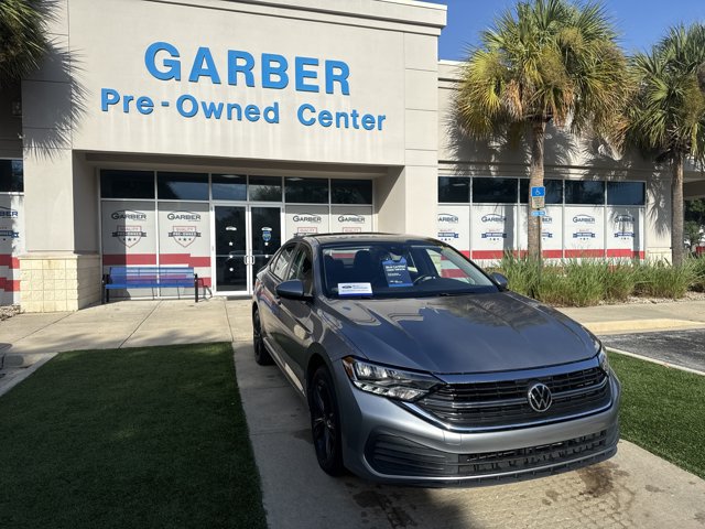 Used 2023 Volkswagen Jetta SE w/ Panoramic Sunroof Package FWD image 2